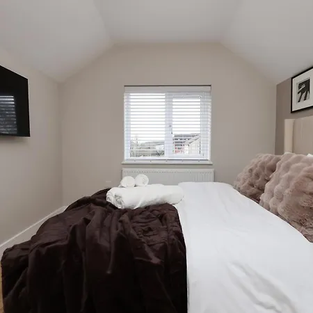 Modern 5 Bed House New * Bristol