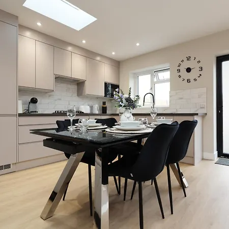 Modern 5 Bed House New * Bristol