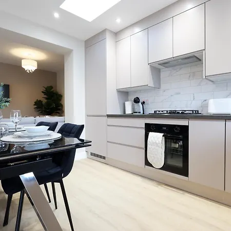Modern 5 Bed House New * Бристоль