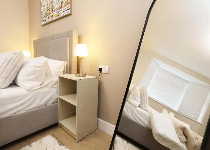 Dom wakacyjny Modern 5 Bed House New Bristol