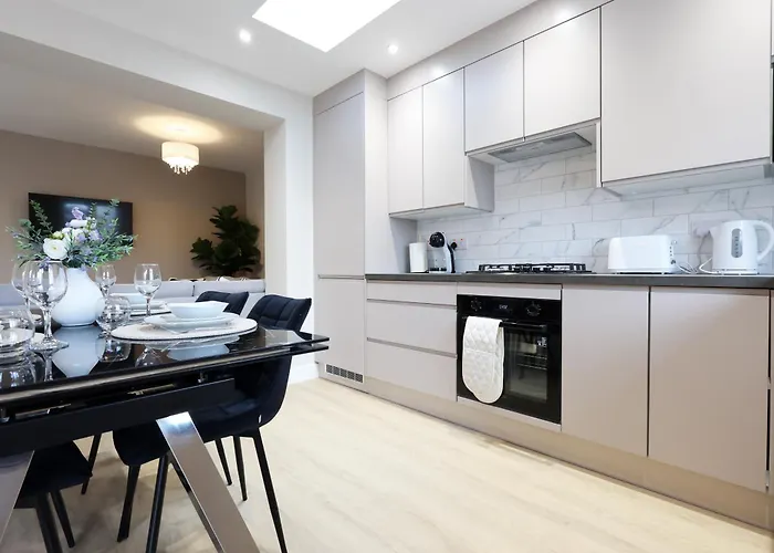 Modern 5 Bed House New * Bristol