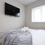 Modern 5 Bed House New Holiday home Bristol