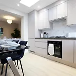 Modern 5 Bed House New * Bristol