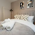 Modern 5 Bed House New Hébergement de vacances *