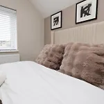 Modern 5 Bed House New *