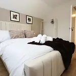 Modern 5 Bed House New Holiday home *