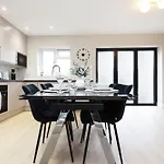 Modern 5 Bed House New * Bristol