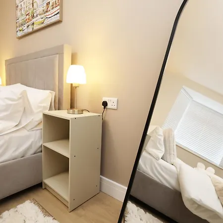 Ferienhaus Modern 5 Bed House New Bristol