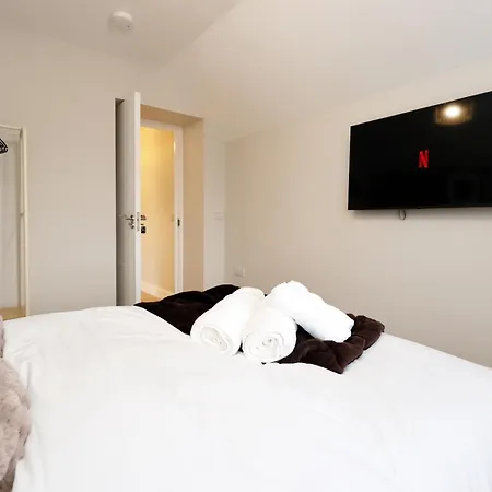 Ferienhaus Modern 5 Bed House New
