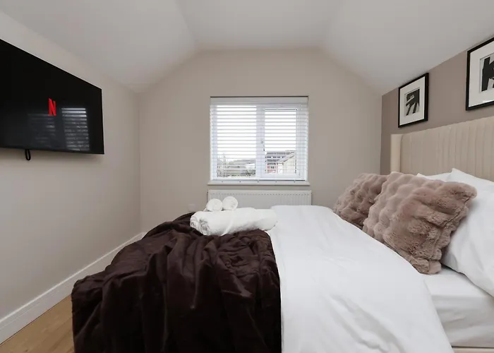 Modern 5 Bed House New * Bristol