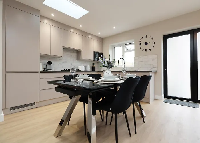 Modern 5 Bed House New * בריסטול