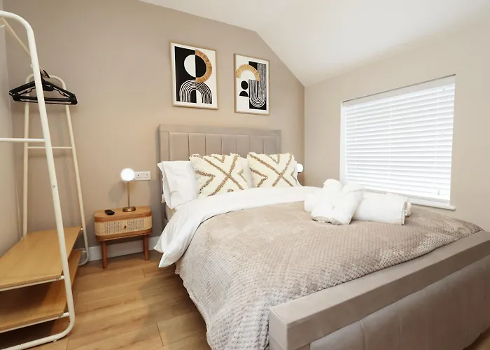 בית נופש Modern 5 Bed House New *