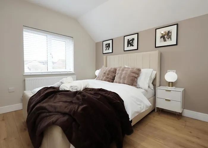 בית נופש Modern 5 Bed House New *