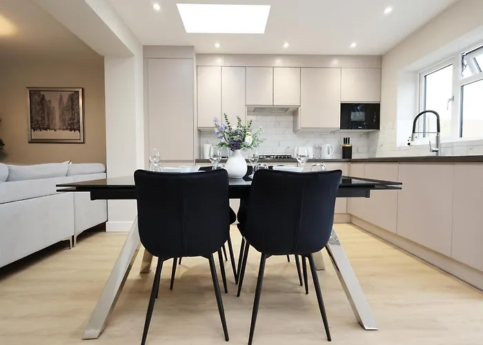 Modern 5 Bed House New *