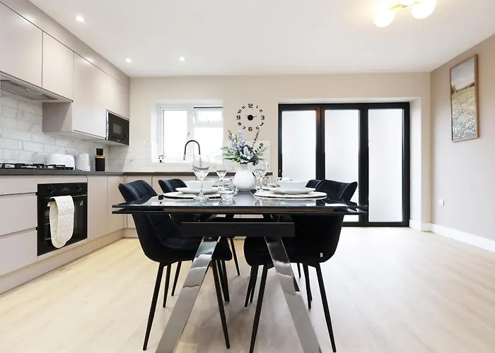 Modern 5 Bed House New * בריסטול