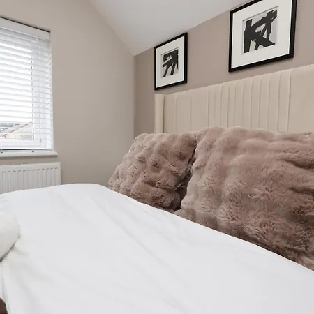 Modern 5 Bed House New *