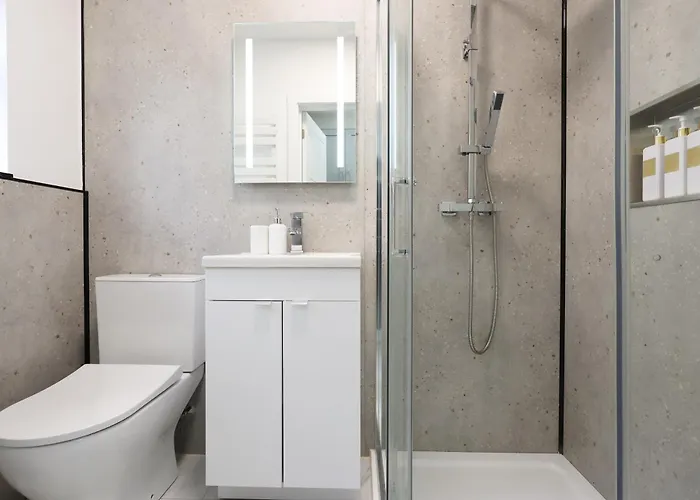 بيت للعطل Modern 5 Bed House New