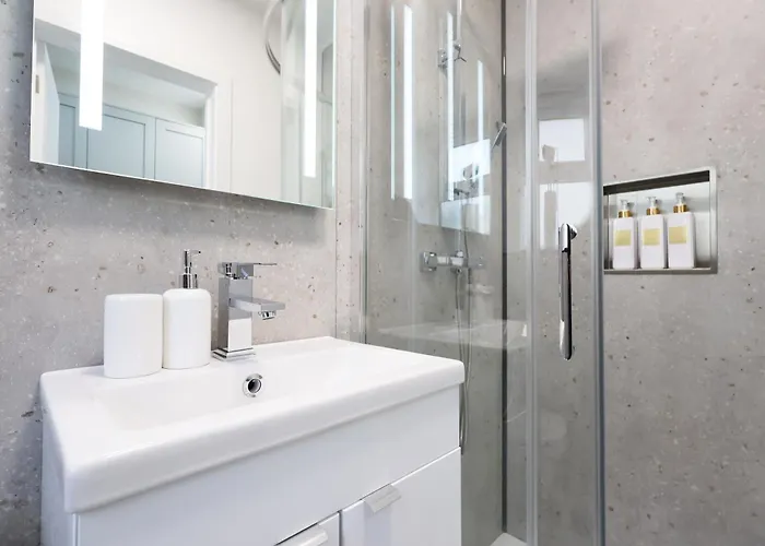 Modern 5 Bed House New بيت للعطل *